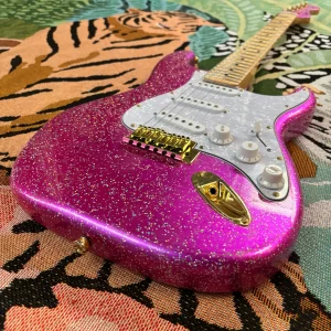 pink grille 6 string electric guitar, high gloss, personalized guitar, good sound quality, shiny grille finish, gift guitar