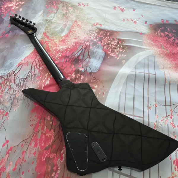black 6 string electric guitar, mahogany body, rosewood fingerboard, 22 frets emg pickups, black accessories. new product on sal
