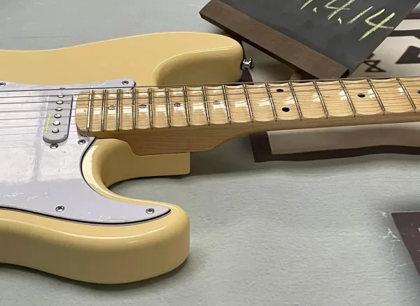 2025 in stock ivory cream yngiwe electric guitar – big headstock, scalloped maple fingerboard, tremolo bridge, whammy bar